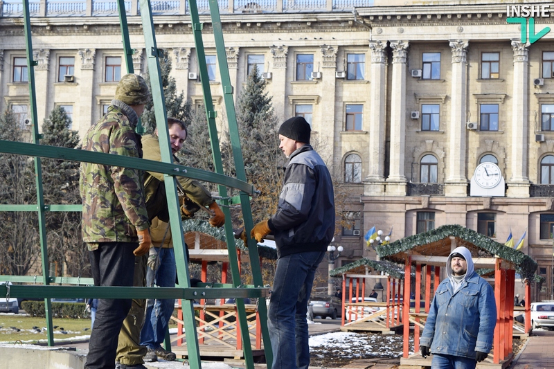 В Николаеве начали монтировать главную городскую елку 11