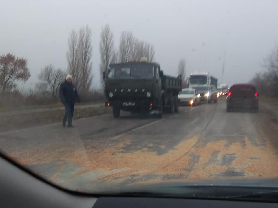 Участок автодороги «Николаев-Киев» под Себино усеян кукурузой – там перевернулась фура 12