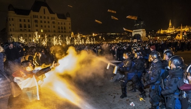 В Будапеште протесты против изменений в трудовом кодексе – полиция применила газ