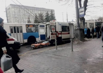 В Виннице из-за разрыва колеса пострадали трое пассажиров троллейбуса