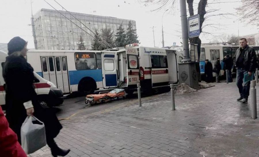 В Виннице из-за разрыва колеса пострадали трое пассажиров троллейбуса 1