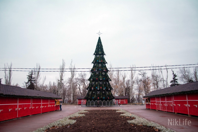 На Соборной площади установили главную в Николаеве новогоднюю елку 2