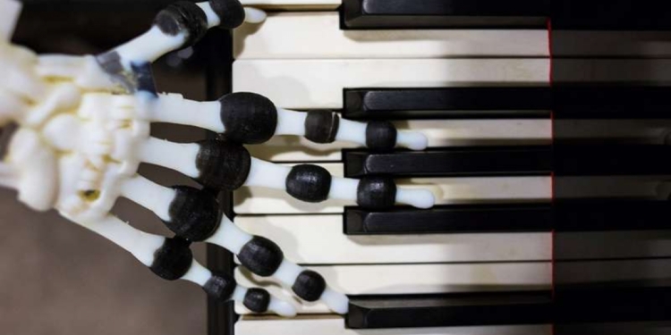 Ученые создали роботизированную руку, способную играть на фортепиано