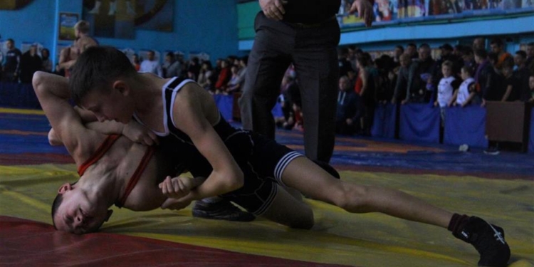 Юные борцы из Украины и Молдовы выясняли в Николаеве, кто из них лучше