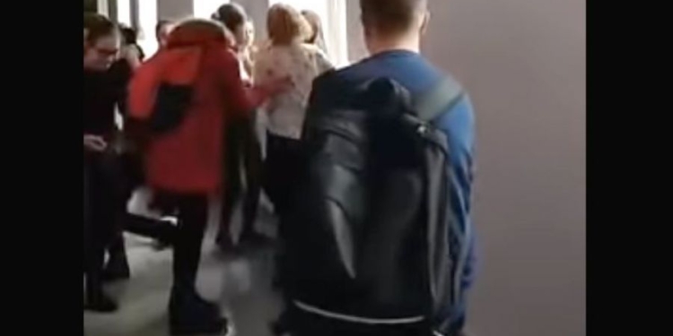 В севастопольской школе над детьми обрушился потолок