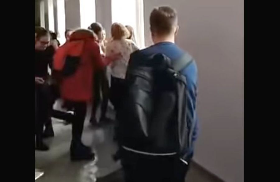 В севастопольской школе над детьми обрушился потолок 1