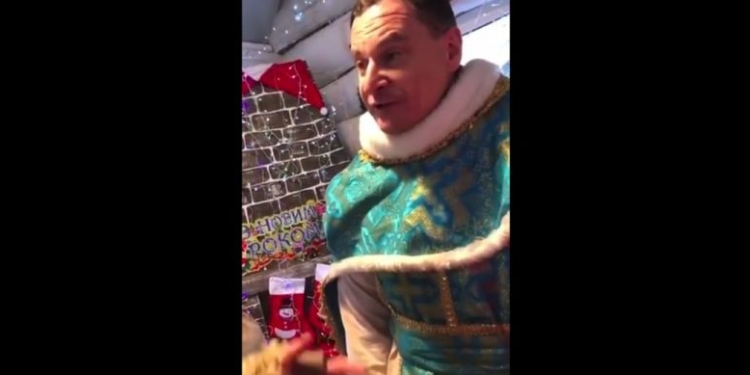 В Житомире “святой Николай” облил глинтвейном чиновницу, которая назвала его “сепаратистом”