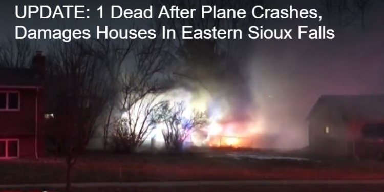 В США самолет упал на жилые дома, есть жертвы