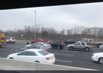 Не усидели за рулем. В США на дорогу из инкассаторской машины вывалились деньги. Итог – несколько ДТП