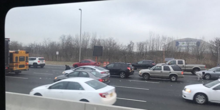 Не усидели за рулем. В США на дорогу из инкассаторской машины вывалились деньги. Итог – несколько ДТП