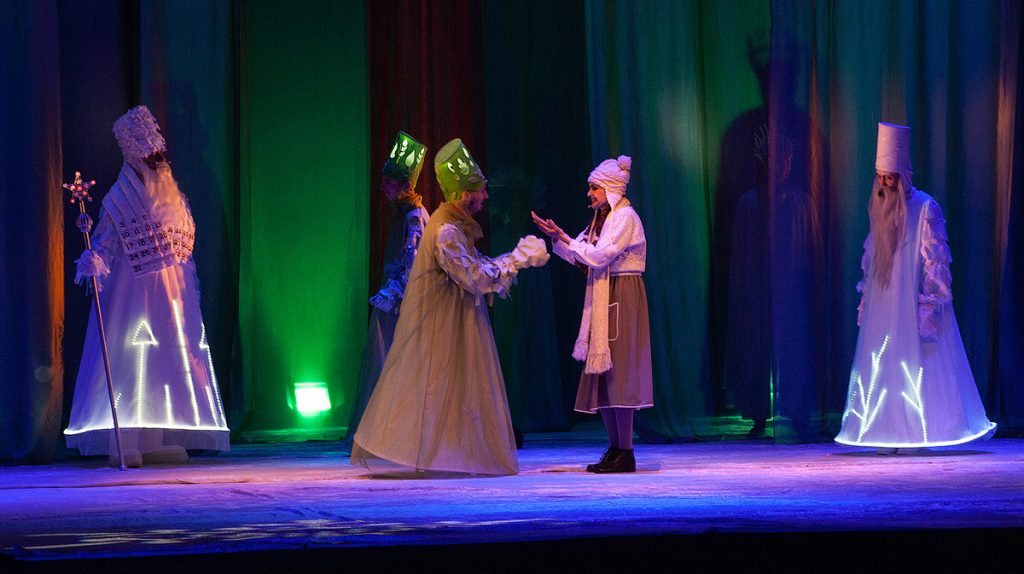 «Двенадцать месяцев» - в русском театре маленьких николаевцев порадовали новогодним спектаклем 15