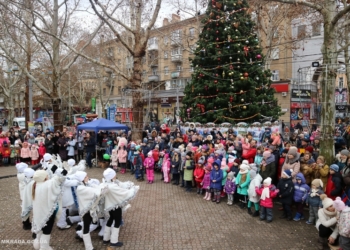 В Николаеве открыли «Казковий хутір», который ежедневно в полдень ждет детвору до 13 января