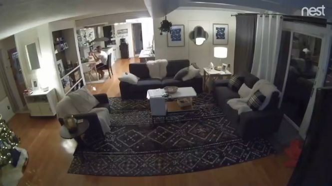 Камера внутри дома сняла, как отец спас ребенка от землетрясения в 7 баллов