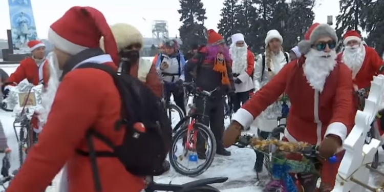 В Запорожье Деды Морозы сели на велосипеды и устроили заезд