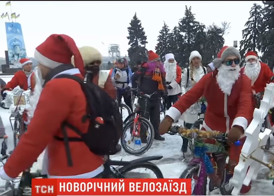 В Запорожье Деды Морозы сели на велосипеды и устроили заезд 1