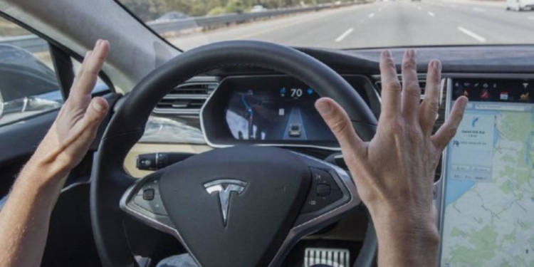 В США автопилот Tesla спас водителя от аварии, и глазом не моргнув