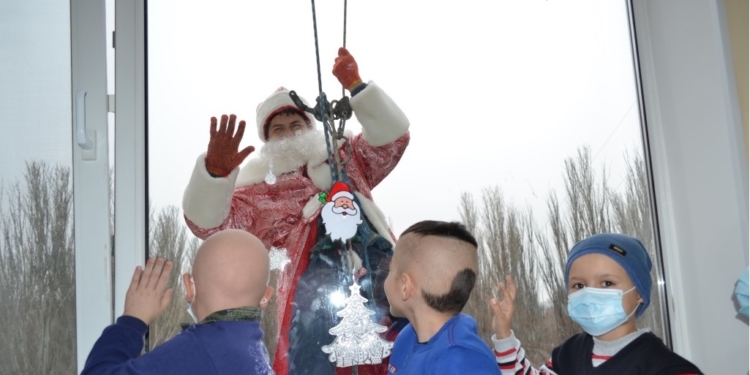 Когда сказка стучится в окно: высотники Николаева стали Дедами Морозами для маленьких пациентов областной детской больницы