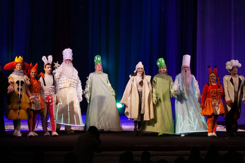 «Двенадцать месяцев» - в русском театре маленьких николаевцев порадовали новогодним спектаклем 17