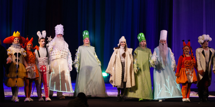 «Двенадцать месяцев» – в русском театре маленьких николаевцев порадовали новогодним спектаклем