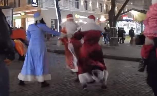 Елку не поделили. В Одессе на Дерибасовской подрались Деды Морозы