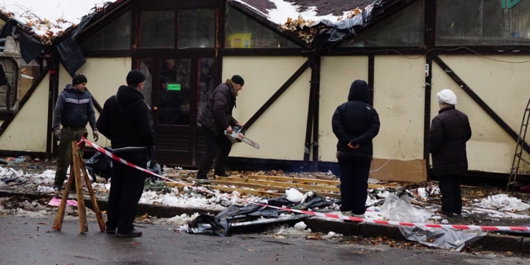 В Николаеве рабочие разбирают главный цветочный рынок на ул. Спасской