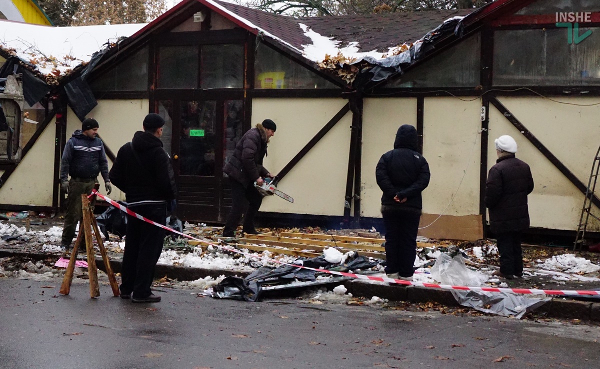 В Николаеве рабочие разбирают главный цветочный рынок на ул. Спасской