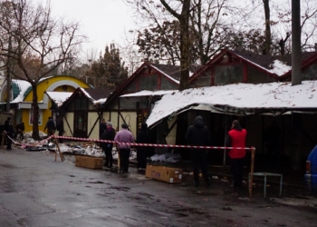 В Николаеве рабочие разбирают главный цветочный рынок на ул. Спасской