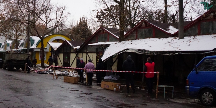 В Николаеве рабочие разбирают главный цветочный рынок на ул. Спасской