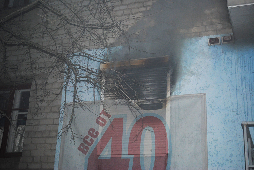 Из-за пожара в магазине на проспекте Героев Украины спасателям пришлось эвакуировать жителей жилого дома 7