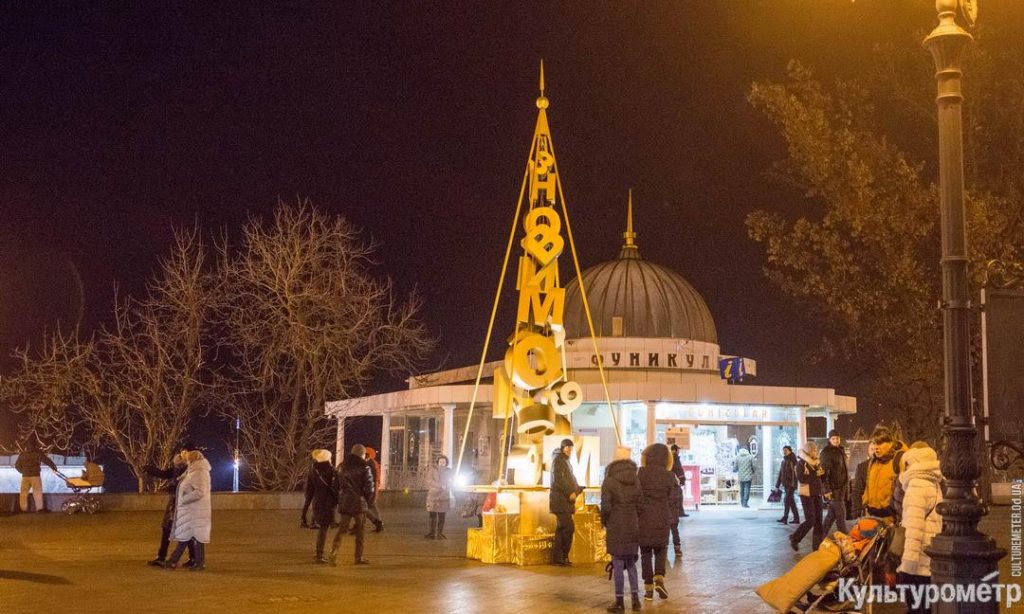 Огромные скульптуры и инсталляции: посмотрите, как к Рождеству украсили Одессу 8