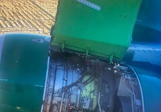 В США пассажирский самолет потерял обшивку двигателя во время полета