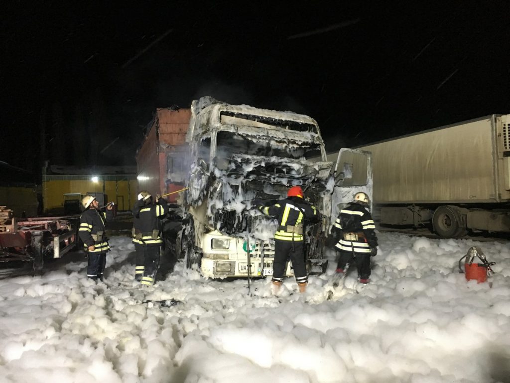 В Николаеве водитель грузовика сгорел вместе с автомобилем 1