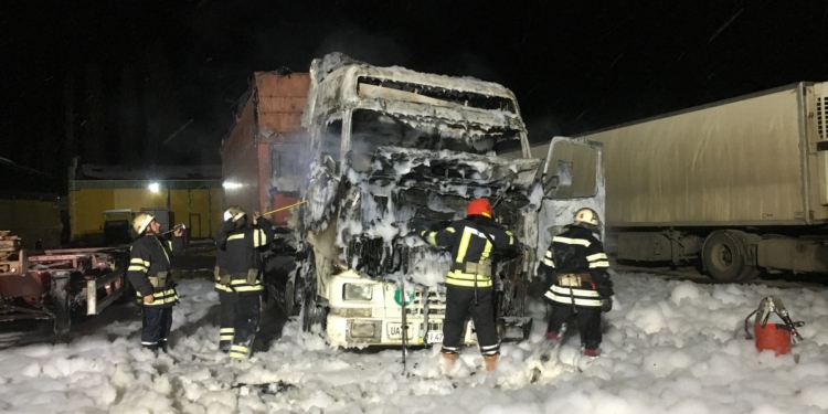 В Николаеве водитель грузовика сгорел вместе с автомобилем
