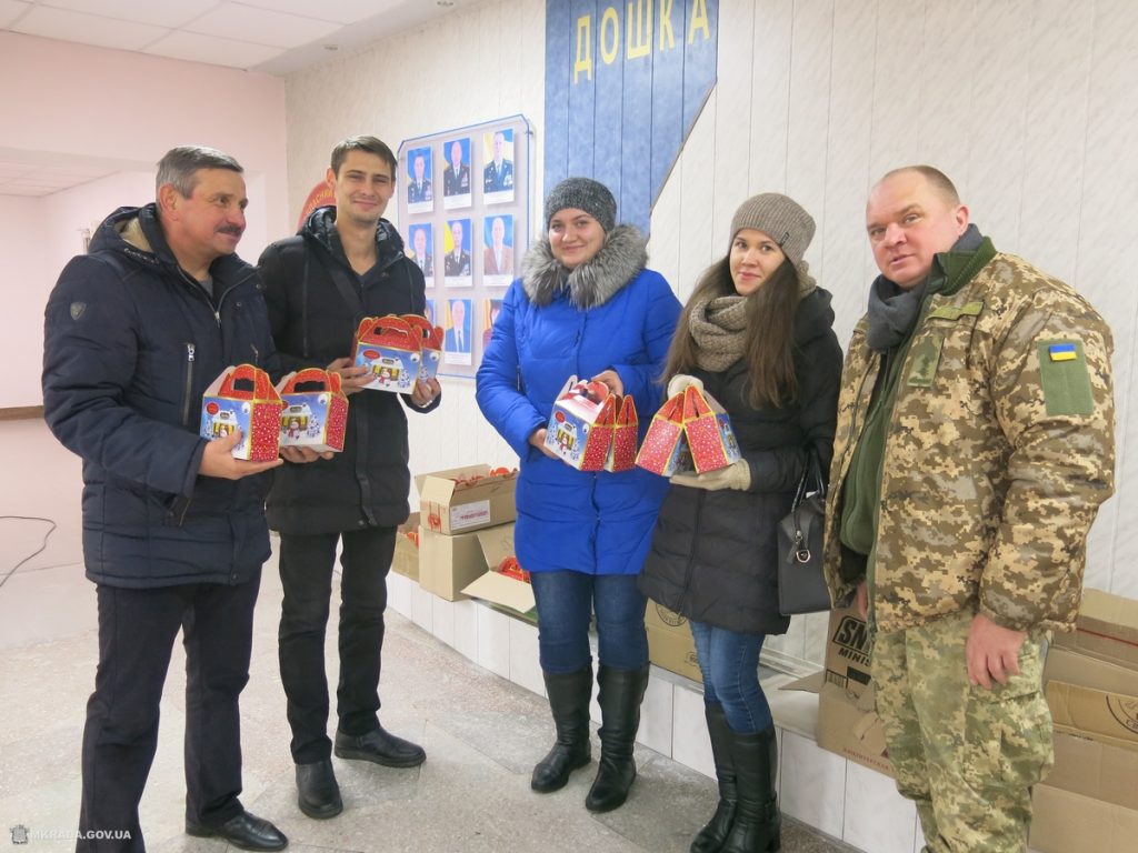 Детям николаевских воинов вручили почти полтысячи новогодних подарков 3