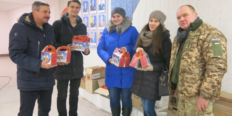 Детям николаевских воинов вручили почти полтысячи новогодних подарков