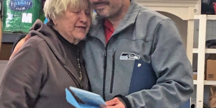 В США бездомный нашел пакет с 17 тысячами долларов и отдал их благотворительной организации