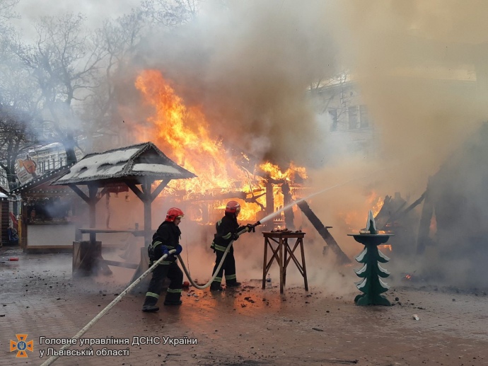На рождественской ярмарке во Львове произошел взрыв, есть пострадавшие 3