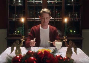 Маколей Калкин повторил самые известные сцены из фильма «Один дома» для рекламы Google