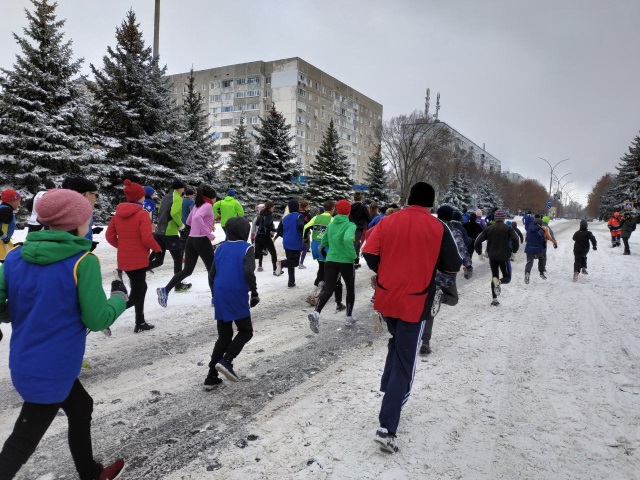В Южноукраинске около 100 бегунов из 8 городов приняли участие в легкоатлетическом пробеге, посвященном Дню энергетика 5