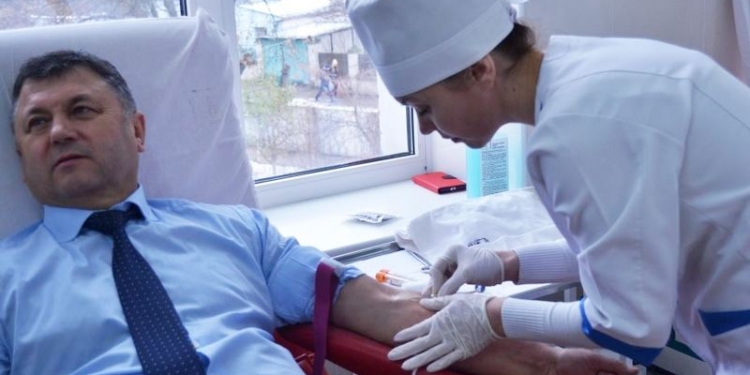 Руководители николаевского здравоохранения личным примером призвали медиков принять участие в акции по сдаче крови