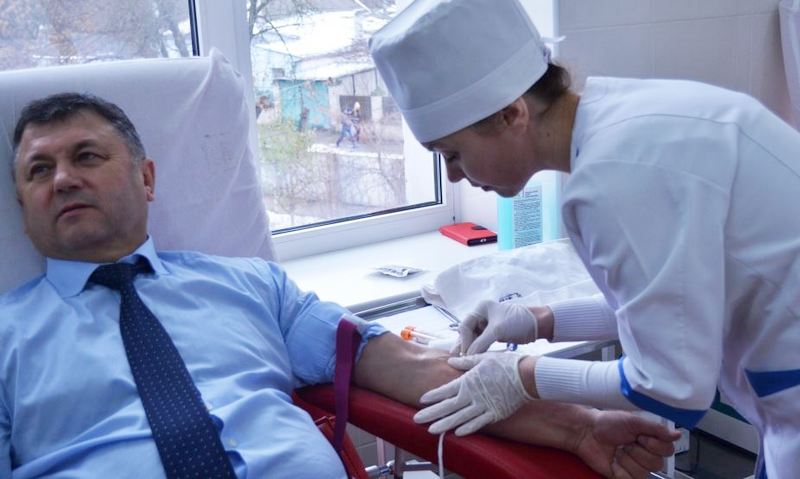Руководители николаевского здравоохранения личным примером призвали медиков принять участие в акции по сдаче крови 3