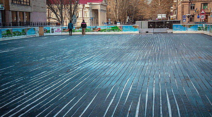 Ледовый каток на Соборной площади в Николаеве может открыться уже после Нового года: Ночной гонщик нанес слишком серьезные повреждения