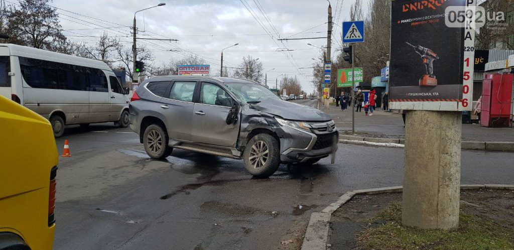 На проспекте Героев Украины тягач "DAF" протаранил "Mitsubishi". Движение транспорта затруднено 2