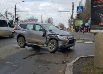 На проспекте Героев Украины тягач “DAF” протаранил “Mitsubishi”. Движение транспорта затруднено