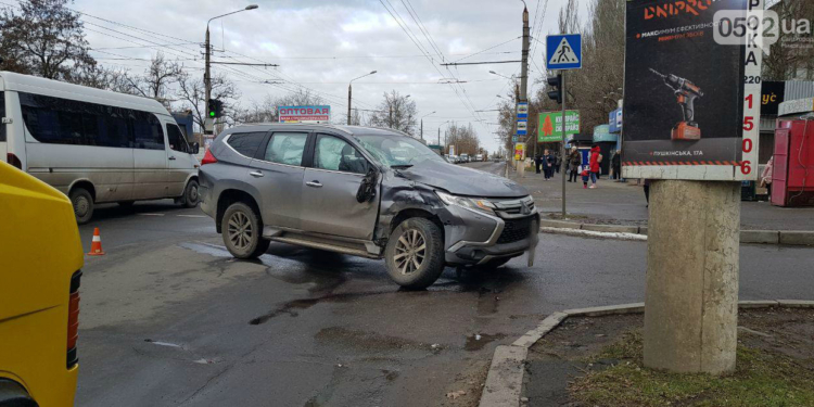 На проспекте Героев Украины тягач “DAF” протаранил “Mitsubishi”. Движение транспорта затруднено