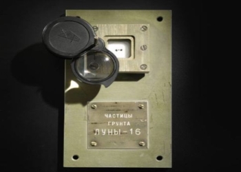 На Sotheby’s продали три лунные песчинки, которые когда-то подарили Королеву,  за $855 тысяч долларов