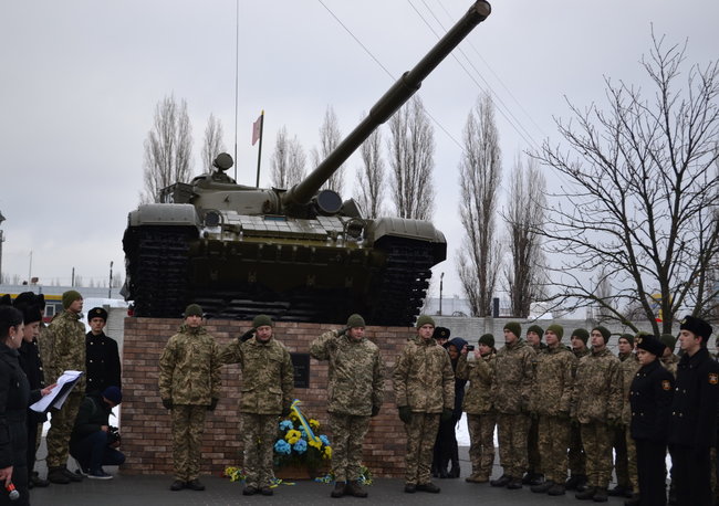 В Николаеве установили памятник украинским воинам-танкистам 3