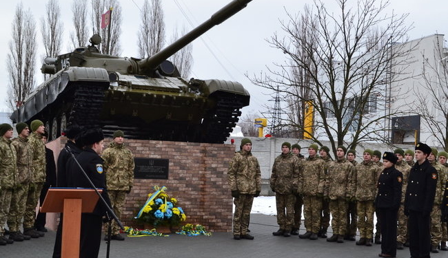 В Николаеве установили памятник украинским воинам-танкистам