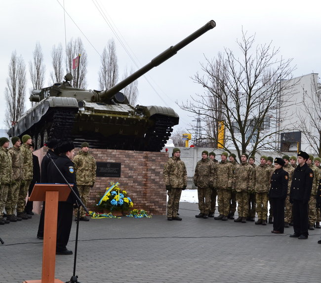 В Николаеве установили памятник украинским воинам-танкистам 9
