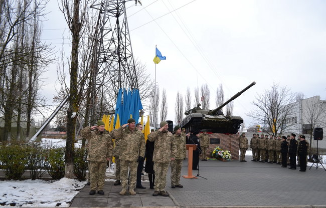 В Николаеве установили памятник украинским воинам-танкистам 7
